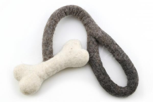 Filzzergel mit Knochen